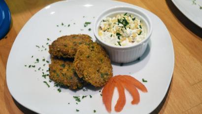 Bild: Gabi Schönberger 
Mit einem leichten Dip schmecken die Grünkern-Möhren-Bratlinge besonders gut.