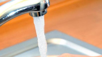 Archivbild: Wilck
Die Wasserverbrauchsgebühren in der Stadt Schönsee erhöhen sich bis zum Jahr 2022 um 27 Prozent. Trotzdem bleibt das Trinkwasser mit durchschnittlich 62 Cent je Kubikmeter sehr günstig.