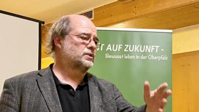 Bild: Eichl
Eike Hallitzky, Landesvorsitzender von Bündnis 90/Die Grünen, sieht seine Partei und deren Kandidaten auch auf dem Land im Aufwind. In Parkstein macht der den Grünen-Kandidaten, ob sie nun Landrat oder Bürgermeister werden wollen, Mut