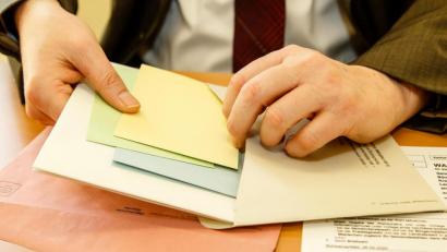 Bild: Hösamer
Die Nachfrage nach Briefwahlunterlagen ist enorm. In vielen Kommunen haben mehr als die Hälfte der Berechtigten die Unterlagen beantragt. Ob das auch an der Ausbreitung des Coronavirus liegt, ist unklar.