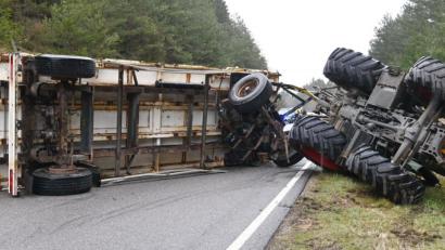 Bild: gf
Weil er stark bremsen musste, verlor der Fahrer des Traktors die Kontrolle über sein Gespann auf der Staatsstraße zwischen Illschwang und Aichazandt.