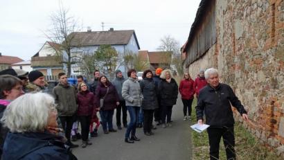 Bild: Dobmeier
Historisches Gemäuer von 1823 zwischen Kirchenstraße und der Straße am Dorfbach zeigt Heimatforscher Georg Kick beim Dorfrundgang der SPD Rothenstadt/Konradshöhe.