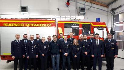 Bild: exb
Verantwortung bei der Feuerwehr Hartmannshof übernehmen (von links) Stefan Ringer, Alexander Bock, Christof Reichel, Matthias Bock, Michelle Schuhmann, Ralf Höfler, Matthias Näpfel, Markus Boslau, Jonas Rücker, Niklas Schmalzl, Hannah Löhner, Harald Ringer, Martin Ringer, Stefan Bauer, Bürgermeister Jörg Fritsch und Thorsten Brunner.
