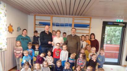 Bild: dpe
Die beiden Vorsitzenden Franz Gottschalk (rechts) und Peter Dotzler (links) bei der Spendenübergabe an die Kindergartenleiterinnen zusammen mit Kindern und Personal