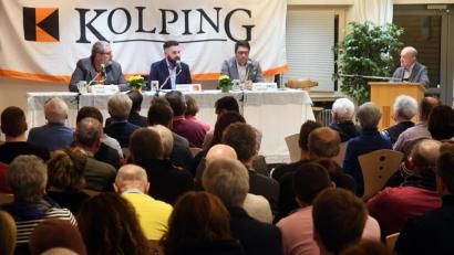 Bild: Gabi Schönberger
Bei der Platzverteilung ließen die Verantwortlichen der Kolpingsfamilie den Kandidaten freie Wahl. Gerhard Steiner (von links) war als erster im Pfarrheim und entschied sich für den Stuhl unter dem „K“. Als Zweiter kam Sebastian Dippold, der sich in die Mitte setzte. Für Armin Aichinger wenige Minuten später blieb der Platz unterm „G“. Martin Staffe moderierte die Podiumsdiskussion vom Stehpult aus.