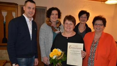 Bild: jr
Sonja Grassold (Mitte) wurde für zwanzigjährige Zugehörigkeit zur Konnersreuther Frauenunion geehrt. Dazu gratulierten (von links) CSU-Ortsvorsitzender Andreas Malzer, Kreisvorsitzende Tina Zeitler, stellvertretende Ortsvorsitzende und Kreisrätin Inge Härtl, sowie Ortsvorsitzende Christa Wölfl.