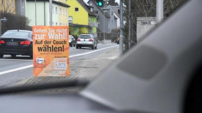 Bild: Gabi Schönberger
Eines der Wahlplakate stand am Mittwochvormittag noch, das andere war weg. Laut Anwohner Georg Arnold versperrten sie Rechtsabbiegern, die aus dem Weidingweg auf die Christian-Seltmann-Straße fahren wollen, die Sicht.