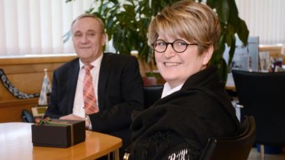 Bild: Gabi Schönberger
Elke Lauterbach (rechts) hält für OB Kurt Seggewiß beim ambulanten Palliativ- und Hospizbetreuungsdienst der Malteser die Fäden in der Hand.