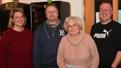 Bild: gf
Bettina Echinger, Hans-Peter Schübel und Marga Schart (von links) wurden für langjährige Mitgliedschaft geehrt. Unser Bild zeigt se mit Zweitem Vorsitzenden Jakob Echinger (rechts).
