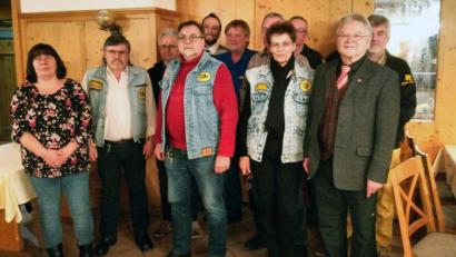 Bild: exb
Das Führungsteam des Trucker-Clubs Stoipfalz (von links): Karin Hofmann, Gerhard Paa, Robert Karl, Peter Bugera, Marco Bolz, Alfred Kellner, Otto Baumgarten, Heidi Dotzler, Horst Höfler, Gerd Geismann und Hans-Peter Fenk.