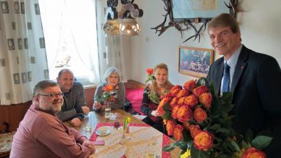 Bild: exb
Landratskandidat Michael Rischke (rechts) hatte zur Freude von Yvonne Biller und Ute Strobl (Zweite und Dritte von rechts) Rosen mitgebracht. Mit auf dem Bild die Stadtratskandidaten Manfred Kick und Thomas Kumeth (von links)