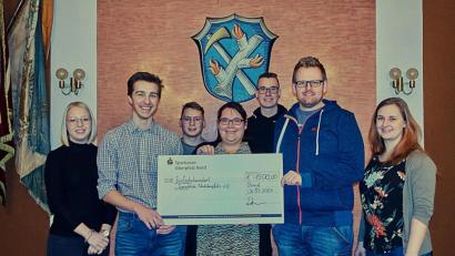 Bild: ld
JU-Vorsitzender Benny Schindler (vorne, links) übergibt die Spende an den stellvertretenden Vorsitzenden von Sonnenblicke Nordbayern e.V., Marco Pscherer (vorne, rechts) in Anwesenheit mehrerer JU-Mitglieder: von links: Reiß Leonie, Daubner Elias, Daniela Müller, Jonas Thiel, Maria König