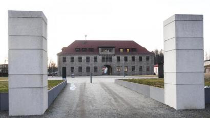 Bild: Gabi Schönberger
Die zwei Säulen stehen da, wo einst das Tor zum Häftlingsbereich des Konzentrationslagers Flossenbürg war. Alljährlich ziehen hier die Überlebenden hindurch, um mit einem Gedenkakt an ihre Befreiung zu erinnern. Am 75. Jahrestag fällt dieser aus - wegen des Coronavirus.