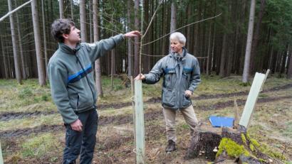 Bild: Lukas Meister
Lukas Rupprecht (links) und Gerhard Hösl erklären den Waldumbau. Durch die neuen Förderrichtlinien können künftig Wildschutzzäune statt der Wuchshüllen aus Plastik ermöglicht werden.