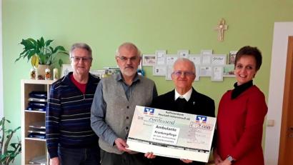 Bild: exb/Josef Schieder
Pfarrer Josef Häring und Kirchenpfleger Josef Schieder (Zweiter und Dritter von rechts) übergeben einen Scheck über 2000 Euro an Pflegedienstleiterin Annette Scherb (links) und Geschäftsführer Rudolf Kneidl (rechts).