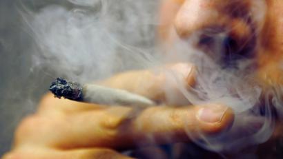 Symbolbild: agentur_dpa
Ein Mann raucht einen Joint mit Marihuana. Verschiedene Drogen-Arten, ihre Wirkungen und schädlichen Folgen rückte Martin Huber, Drogenbeauftragter der Bundespolizei, bei einem Vortrag in der Doktor-Eisenbarth-Mittelschule in den Fokus.