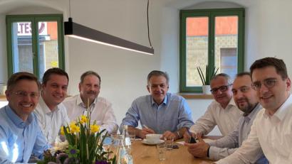 Bild: soj
Das neue Bürgerbüro soll ein Ort der Begegnung werden:
(von links) Landtagsabgeordneter Tobias Reiß, Wolfgang Söllner, Bernhard Schindler, stellvertretender Landrat Roland Grillmeier, Bürger,meister Hubert Kraus, Oliver Becher und Europaabgeordneter Christian Doleschal