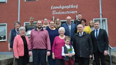 Bild: gi
Hilde Rappl (Mitte) feierte bei guter Gesundheit im Kreise ihrer Kinder mit Familien und Vereinen ihren 80. Geburtstag. Dazu gratulierten auch Pfarrer Josef Most und Bürgermeister Hermann Ach.