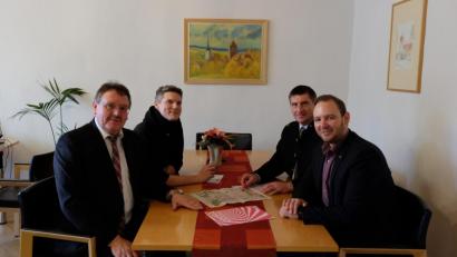 Bild: Stefanie Gradl
Bürgermeister Hans-Martin Schertl und Internetbeauftragter Matthias Rösch erhalten freudige Nachrichten von den Telekom-Vertretern Josef Markl und Enrico Delfino (von links).