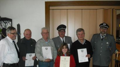 Bild: jzk
Vorsitzender Raimund Pinzer (links) und Zweiter Vorsitzender Raimund Pinzer junior gratulierten Gottfried Krauß, Siegfried Greger, Anton Heindl, Josef Ponnath (von links) und Antonia Pinzer (vorne).