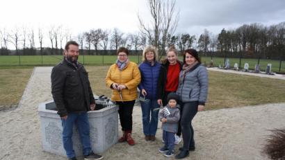 Bild: bjp
Vorsitzenden Markus Thumfart und Regina Götz (von links) mit weiteren Kandidaten bei der Übergabe der Werkzeuge auf dem Friedhof.