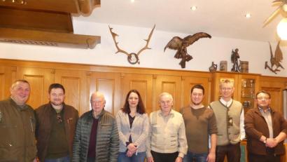 Bild: rn
Der zum Teil erneuerte Vorstand der BJV-Kreisgruppe setzt sich zusammen aus (von links) Norbert Ferstl, Mario Goss, Albert Butscher, Karina Schuster, Konrad Nickl, Michael Hösl und Günther Rauh. Manfred Meier erhält die Treuenadel für 25-Jährige Mitgliedschaft.