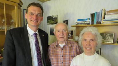 Bild: adj
Bürgermeister Ernst Schicketanz gratuliert Herbert Huber zum 90. Geburtstag. Zusammen mit seiner Frau Edeltraud sowie der weiteren Familie wird der Runde noch gebührend gefeiert.