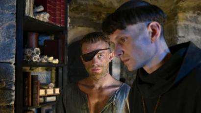 Bild: Sony Pictures /dpa
Narziss wird in der Literaturverfilmung des Hermann-Hesse-Klassikers „Narziss und Goldmund“ von Sabin Tambrea (rechts) gespielt. Die Rolle des Goldmund übernimmt Jannis Niewöhner.