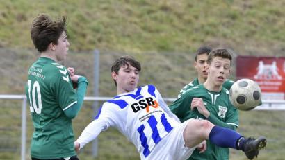 Bild: Hubert Ziegler
Zwei Großbardorfer können den Raigeringer Dominik Gottfried (Zweiter von links) nicht daran hindern, den Ball anzunehmen.