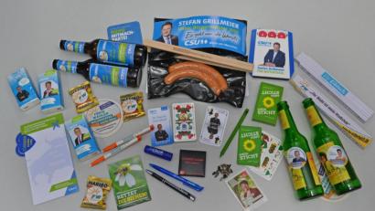 Bild: sfo
Einige der Wahlkampf-Geschenke aus dem Landkreis Tirschenreuth. Darunter Dreingaben der Freien Wähler, der Grünen, der SPD und der CSU.