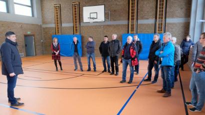Bild: do
Neuer Hallenboden und damit verbunden die Installierung einer Fußbodenheizung: Die Teilsanierung ist gut gelungen, heißt es bei einem Ortstermin des Bauausschusses in der Schulturnhalle.