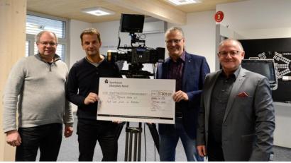 Bild: Lions-Hilfswerk Weiden/exb
Vantage und Lions feiern ein Happyend nach dem jüngsten Charity Movie, das 5700 Euro für den guten Zweck einspielte (von links): Lions-Vizepräsident Elmar Grosser, Vantage-Geschäftsführer Wolfgang Bäumler, Lions-Präsident Michael Richthammer und Elmar Baumer, Vize des Lions-Hilfswerks.