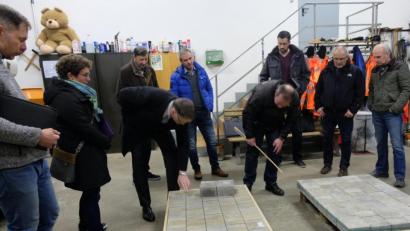 Bild: ohr
In der Bauhofhalle besichtigt der Gemeinderat Stulln vier Bemusterungen für die Gehwege des Baugebiets „Stulln Ost, Am Brensdorfer Weg“ von zwei Anbietern. Das Gremium entscheidet sich in der anschließenden Sitzung nach eingehender Beratung für das Betonpflaster mit der Bezeichnung „Eganto –Muschelkalk“ (links hinten) der Firma Egner.