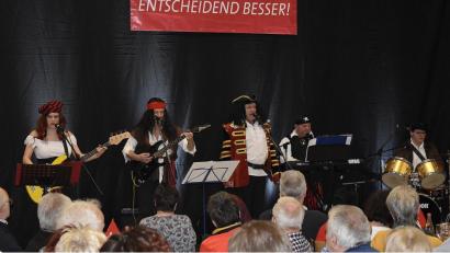 Bild: Karl Schwemmer
Als musikalische Seeräuber machen sich (von links) Christine Ott, Rudolf Bradl, „Captain Hektor“ Norbert Gradl, Robert Schmid und Johannes Trenz einen Reim auf aktuelle Ereignisse in Auerbach.
