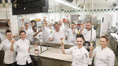 Bild: Gabi Schönberger
Hubert Obendorfer (hinten, Fünfter von links) freut sich mit seinem Team über den zweiten Michelin-Stern für sein Restaurant "Eisvogel" in Hofenstetten (Neunburg vorm Wald).