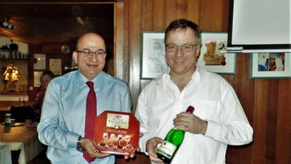 Bild: jml
Die Besucher des Infoabends können aus dem Referat von Diplomingenieur Stephan Korb (rechts) viel über Solarenergie mit nach Hause nehmen. Mehmet Begen von der Kohlberger SPD dankt ihm mit flüssig-süßen Energieformen.