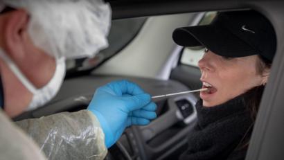 Bild: Peter Kneffel/dpa
So wie hier bei einem Test in München, nehmen Mitarbeiter des Gesundheitsamts Weiden/Neustadt nach Terminvereinbarung Abstriche bei Bürgern mit Corona-Verdacht. Mit einem Unterschied: In Weiden machen Betroffene den Abstrich selbst. Das soll weniger Würgereiz verursachen und zuverlässigere Ergebnisse liefern.