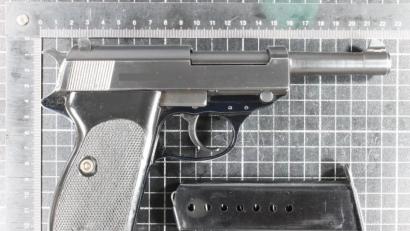 Bild: Polizei Oberpfalz
Ein Kletterer hat bei Mariaort eine Kiste mit mehreren Waffen gefunden.