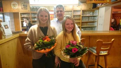Bild: Benjamin Barthmann/exb
Der Vorsitzende des Schwarzachtaler Reit- und Fahrvereins gratulierte Sophie Irl und Emily Gräßl (rechts) für ihre herausragende Leistung.