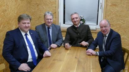 Bild: Wolfgang Holzner
Der CSU-Fraktionssprecher im Kreistag, Bürgermeister Stefan Braun, Landrat Richard Reisinger, CSU-Kreisvorsitzenden MdL Harald Schwartz und den Kümmersbrucker Bürgermeister Roland Strehl (von links) bei ihrem Wahlkampf-Resümee.