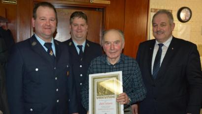 Bild: jr
Seit 60 Jahren ist Johann Härtl (Zweiter von rechts) Mitglied bei der Feuerwehr Leonberg. Ihm gratulierten (von links) Vorsitzender Bernhard Lindner, Kommandant Thomas Lindner und Bürgermeister Johann Burger.