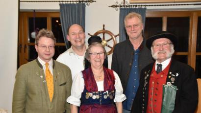 Bild: hcz
Die Heimatring-Vorsitzenden Heiner Vierling (hinten, rechts) und Norbert Uschald (vorne, links) danken den "Altbairschen" für die interessante Vorstellung ihres Vereins.