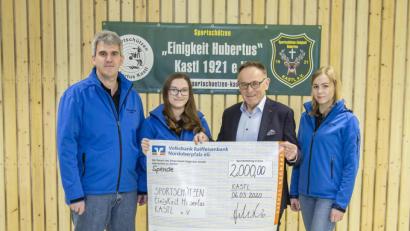 Bild: rwo
Architekt Wolfgang Schultes (Zweiter von rechts) überraschte Elena Zimmermann (rechts), Vorsitzenden Wolfgang Raps und Maria Kausler (von links) mit einer Spende.