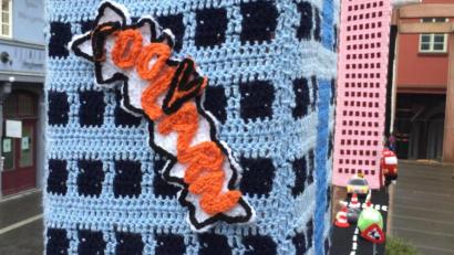 Bild: eik
"Wollkenkratzer" heißt ein Kunstprojekt, das in der Neuen Altstadt in Frankfurt Passanten begeistert. Eine Yarnbombing-Aktion, bei der 18 Strickbegeisterte aus ganz Deutschland einen kompletten Straßenzug gehäkelt haben.