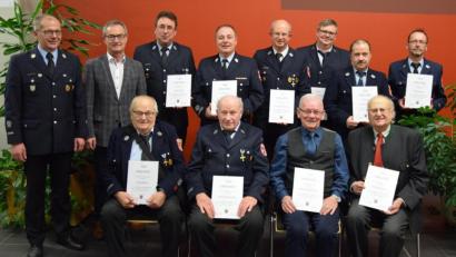 Bild: mde
Josef Sticht, Franz Schwemmer, Martin Schönfelder und Max Neumann (sitzend von links), Alfred Vogel, Markus Scharf, Günter Filbinger, Werner Weismeier, Peter Denz und Klaus Fiebig (stehend von rechts) erhielten von Feuerwehrvorsitzendem Roman Schäffler (links) Urkunden für ihre Treue. Bürgermeister Werner Nickl (Zweiter von links) gratulierte.