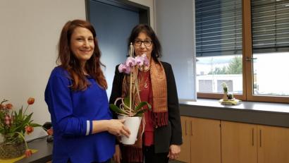Bild: Elisabeth Schneider/exb
Schulleiterin Hannelore Reil-Heining (rechts) bedankte sich bei Dr. Regina Schwindler für den aufschlussreichen Vortrag.