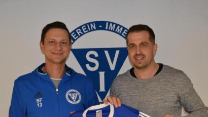Bild: mez
Markus Sebald (rechts) wird neuer Trainer beim SV Immenreuth, Abteilungsleiter Florian Stelzl freut sich über die Verpflichtung.