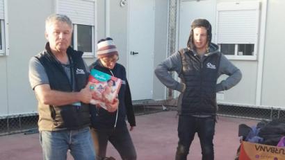 Bild: Flying Help
Michael C. Geiss (links) schaute sich auf der griechischen Insel Kos die Arbeit von Flying Help nicht nur an, sondern unterstützte auch als ehrenamtlicher Helfer, zum Beispiel hier beim Sortieren und Verteilen von Hilfsgütern. Vieles wird nach seiner Auskunft vor Ort gekauft, um einheimische Läden zu fördern.