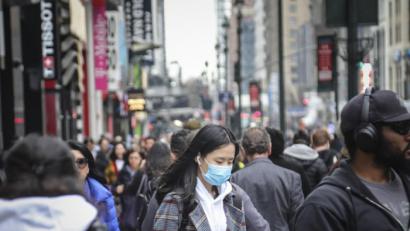 Bild: Bebeto Matthews/AP/dpa
Alles andere als heile Corona-Welt in den USA: Eine Passantin trägt einen Mundschutz in New York. Die US-Notenbank hat wegen der sich abzeichnenden wirtschaftlichen Auswirkungen ihren Leitzins überraschend um einen halben Prozentpunkt gesenkt.