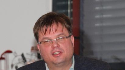 Bild: rpp
Frank Langguth klärte die Dorfgemeinschaften über die weiteren Maßnahmen der Dorferneuerung auf. Verschiedene Planskizzen verschafften einen Überblick über das mögliche Fördergebiet in den Ortschaften und die Flurneuordnung.